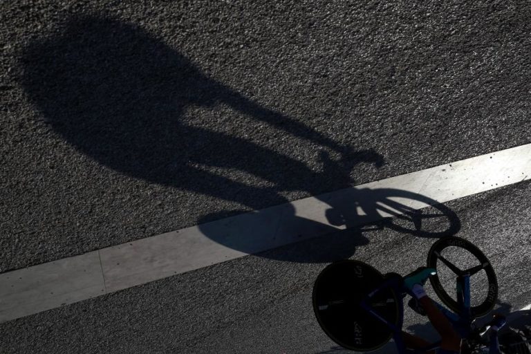 Covid-19: UCI reitera que ciclistas não devem abraçar-se após fim de etapas
