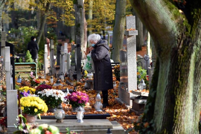 Covid-19: Pandemia já matou pelo menos 2,73 milhões de pessoas em todo o mundo