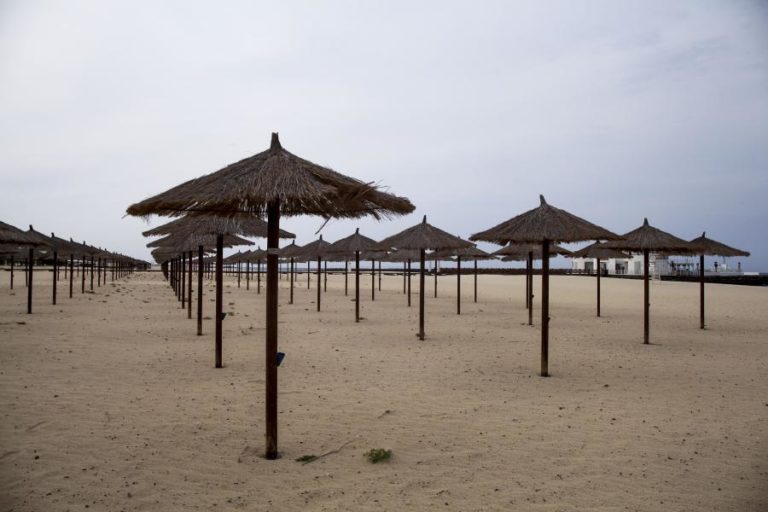 Covid-19: Pandemia chegou a Cabo Verde há um ano mas só o próximo inverno pode trazer dias melhores