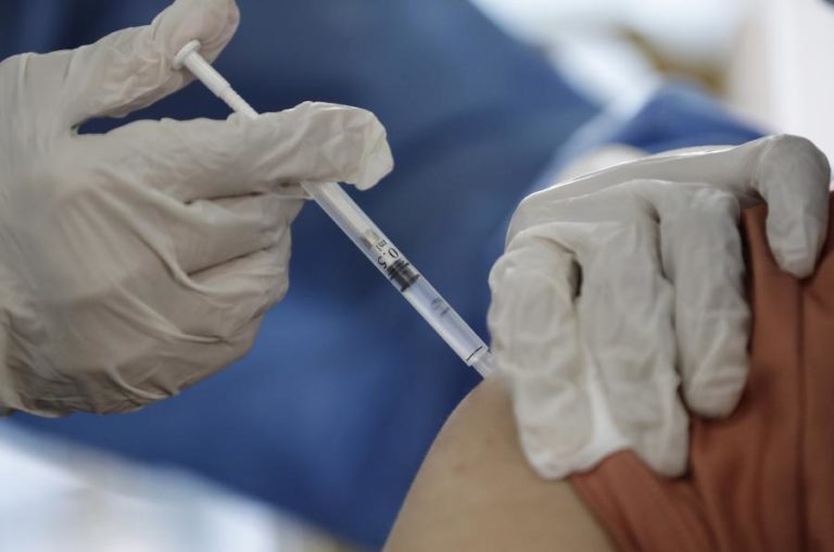 Covid-19: Doentes que aguardam cirurgia devem ser priorizados na vacinação, segundo um estudo