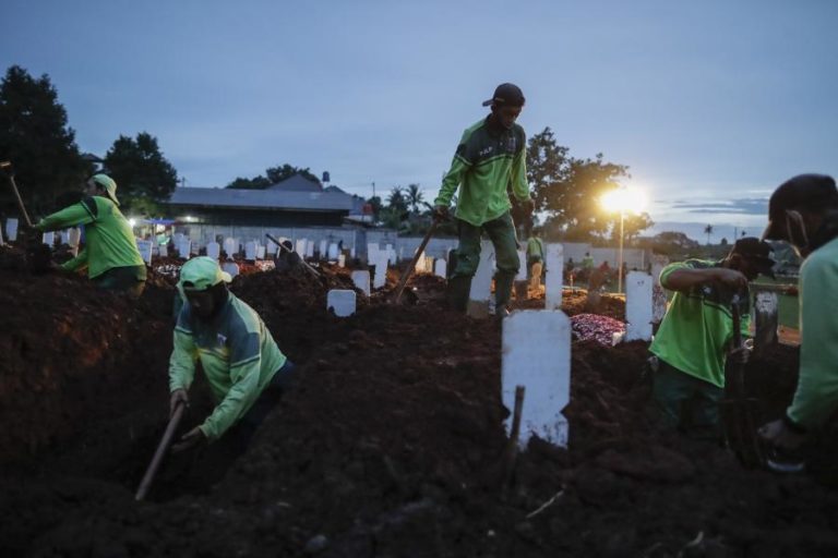 Covid-19: Pandemia já matou pelo menos 2,64 milhões de pessoas em todo o mundo