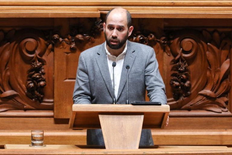 Covid-19: BE exige “testar em massa”, “rastrear com recursos” e acelerar vacinação