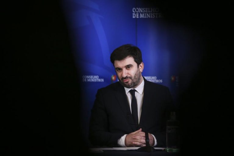 Covid-19: Vacinação de pessoal docente e não docente começa no próximo fim de semana