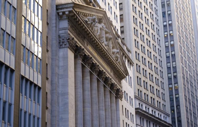 Wall Street fecha em alta graças à baixa dos rendimentos obrigacionistas