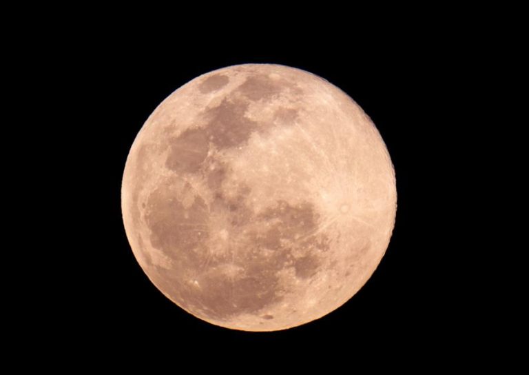 Rússia e China assinam memorando para criação de estação espacial lunar