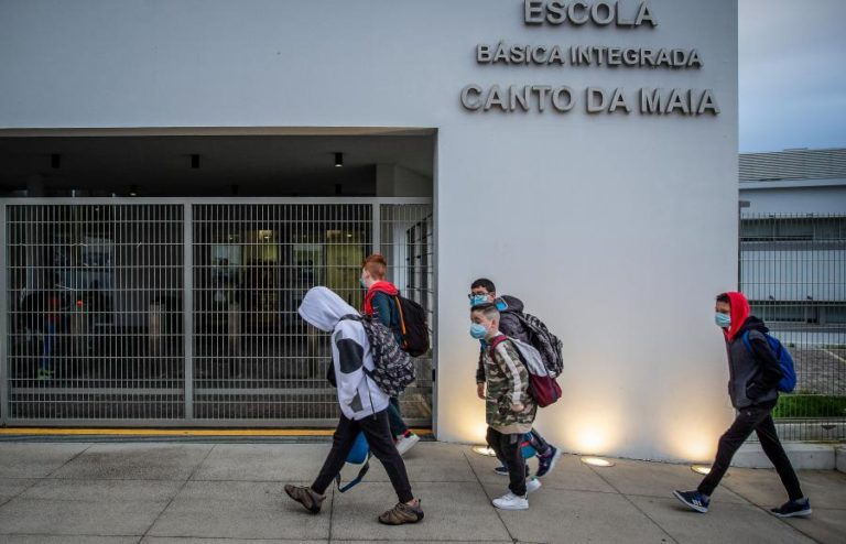 Açores lançam concurso para cinco mil novos equipamentos para as escolas