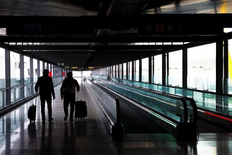 Covid-19: Espanha alarga quarentena a 12 países entre os quais Moçambique