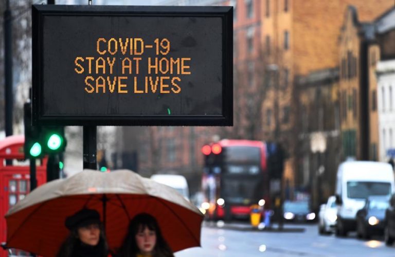 Covid-19: Reino Unido reduz mortes mas aumento de infeções “inevitável” com reabertura das escolas