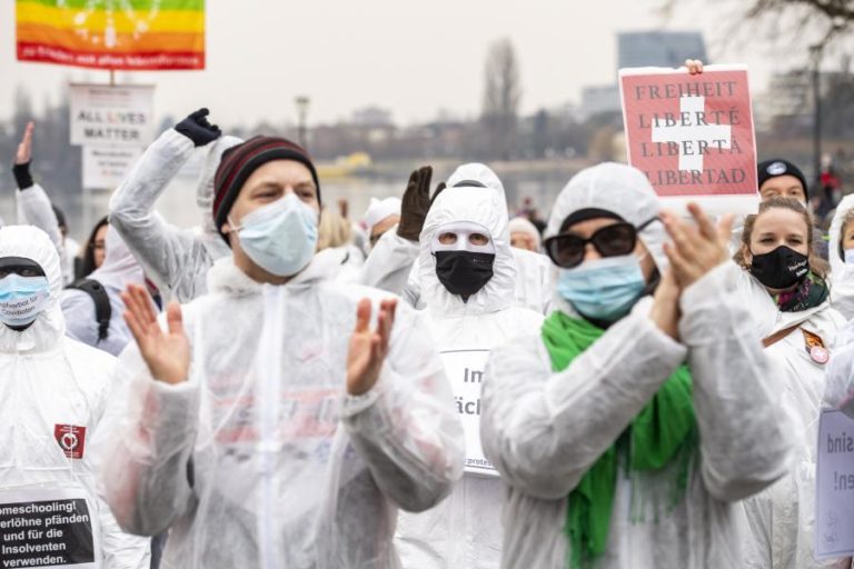 Covid-19: Dezenas de milhares de manifestantes na Suíça contra restrições