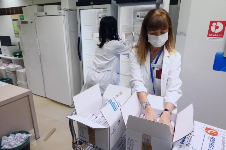 Covid-19: Espanha retoma vacinação com fármaco da AstraZeneca para pessoas até 65 anos