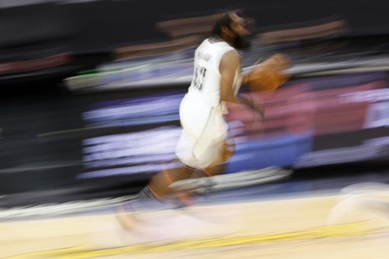 Basquetebolista James Harden faz ‘triplo duplo’ no emotivo regresso a Houston