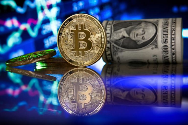 Bitcoin cai para 55.500 dólares depois de novo máximo histórico no sábado