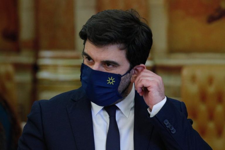 Ministério pede a docentes concorram a máximo de vagas para garantirem colocação