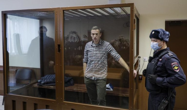 Autoridades russas dizem que Navalny recebe assistência médica necessária