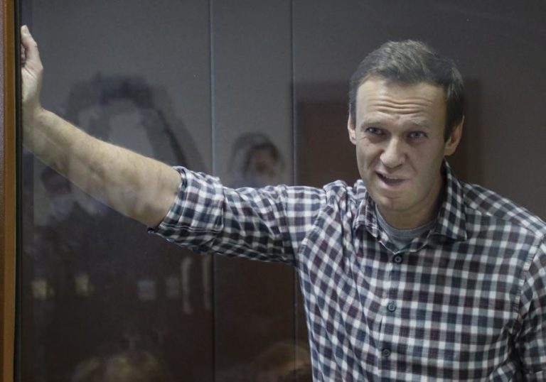 Tribunal militar russo valida recusa de investigar envenenamento de Navalny