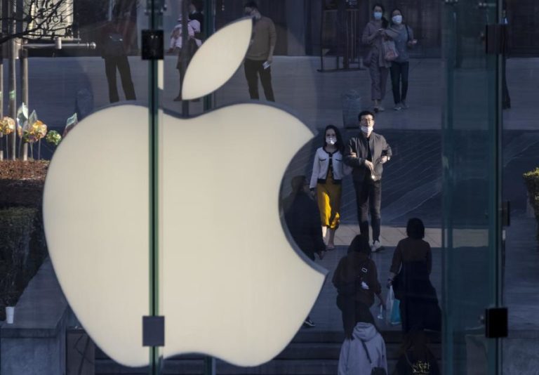 Apple multada no Brasil por vender telemóveis sem carregador