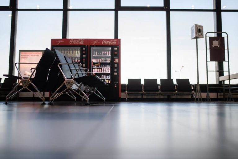 Covid-19: Bruxelas avalia até 2022 lei sobre viagens organizadas para proteger viajantes