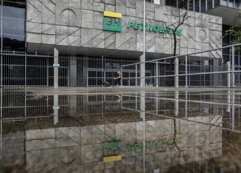 Brasileira Petrobras aprova venda de refinaria por 1,40 mil milhões de euros