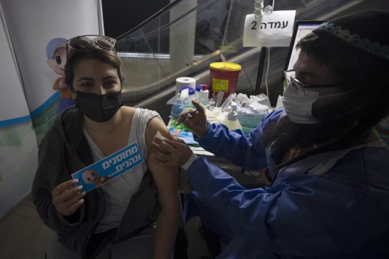 Covid-19: Israel já vacinou mais de quatro milhões de pessoas com as duas doses