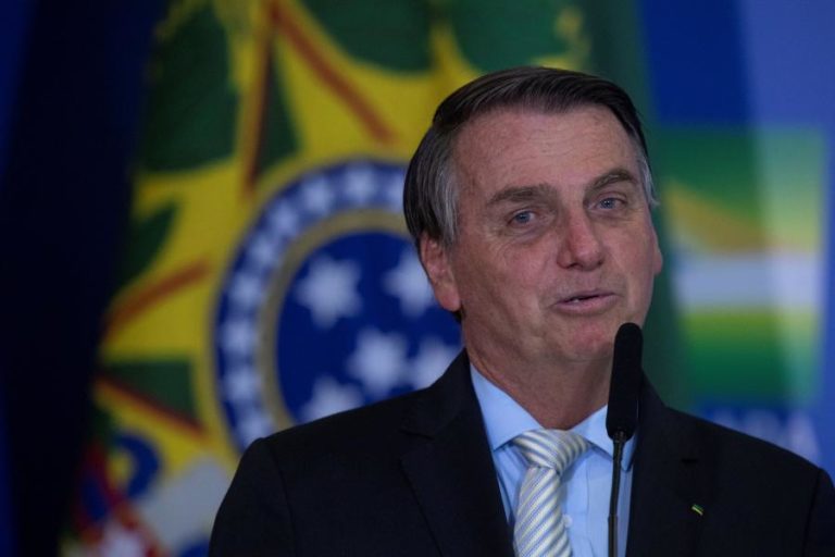 Covid-19: Bolsonaro critica imprensa e acusa-a de tratar Presidente como “vírus”