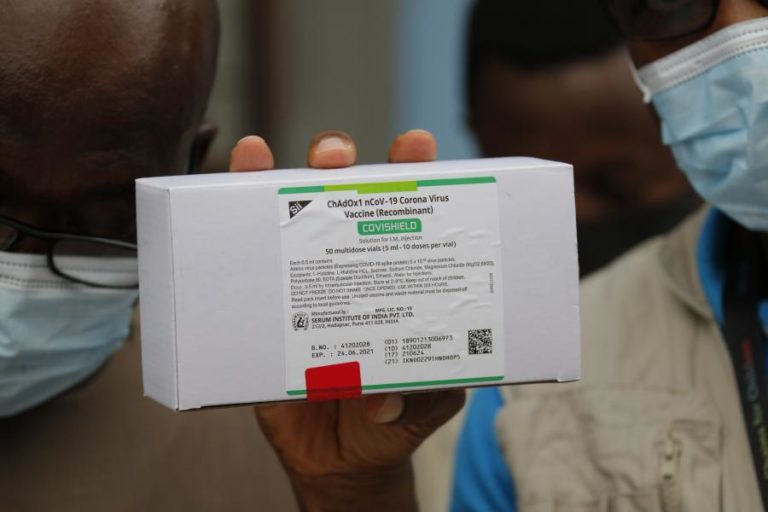 Covid-19: Angola é o primeiro lusófono a receber vacinas da Covax