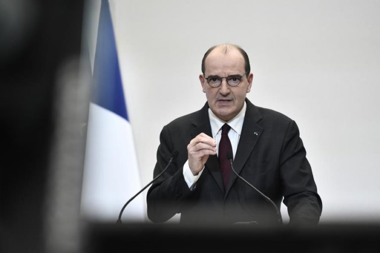 Covid-19: França entra na terceira vaga do vírus com testes feitos autonomamente