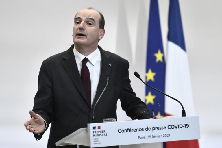 Covid-19: Primeiro-ministro francês critica laboratórios por atrasos nas vacinas