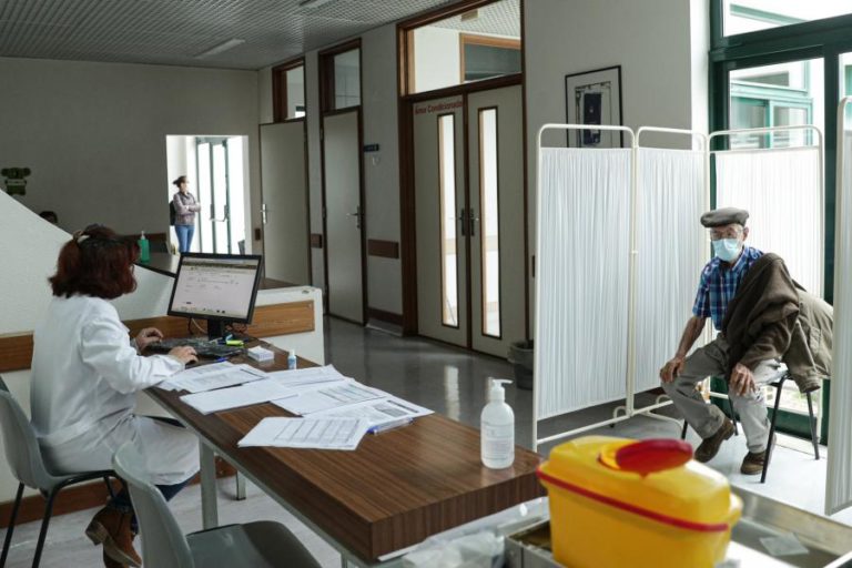 Covid-19/Um ano: Governo cria incentivos para recuperar atividade nos centros de saúde