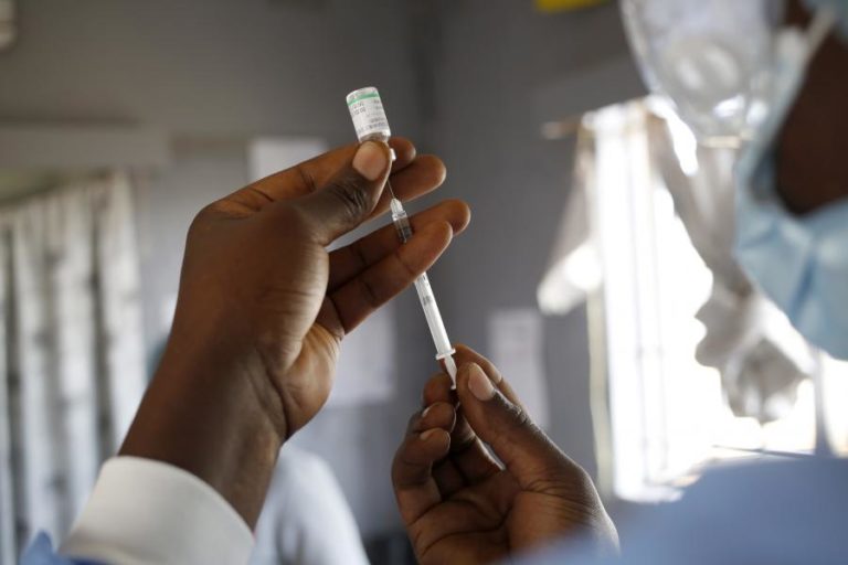 Covid-19: Maputo recebe mais de 13 mil doses de vacina para profissionais de saúde