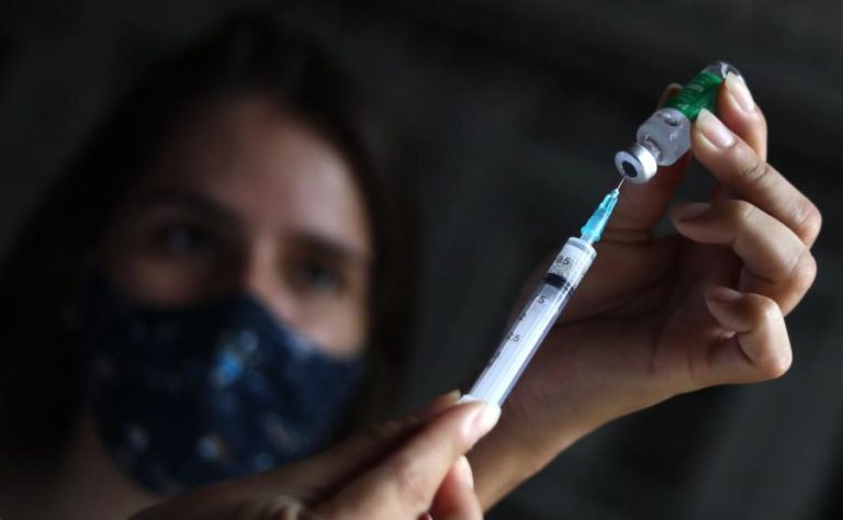 Covid-19: Estirpe brasileira pode escapar aos anticorpos gerados pela vacina CoronaVac