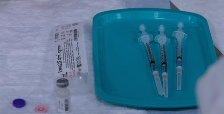Covid-19:Madeira recebeu mais 5.850 vacinas da Pfizer e vai ter mais 8.500 da AstraZeneca