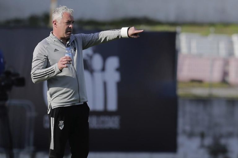 Farense tem de fazer “coisas completamente diferentes” para pontuar no Bessa