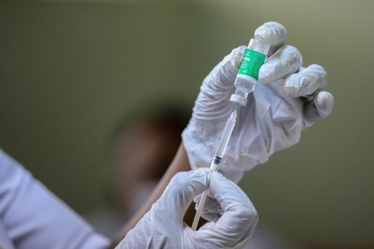 Covid-19: Dose da vacina AstraZeneca reduz risco de hospitalização de idosos com mais de 80 anos – estudo