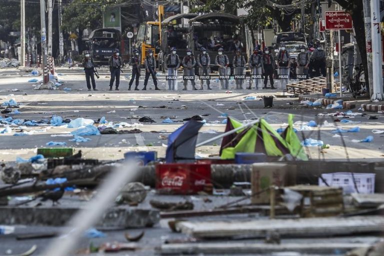 Militares mataram hoje pelo menos 33 manifestantes em Myanmar