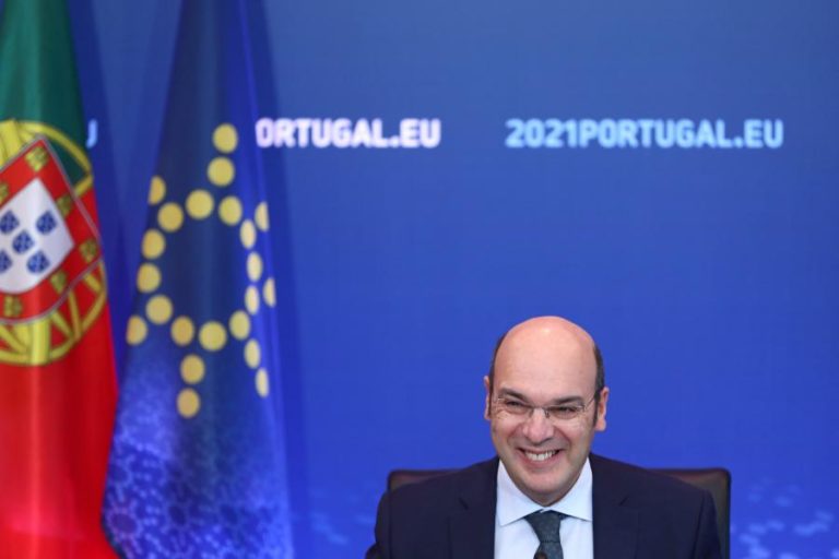 Ministro da Economia negoceia com Bruxelas apoios para capitalização de empresas