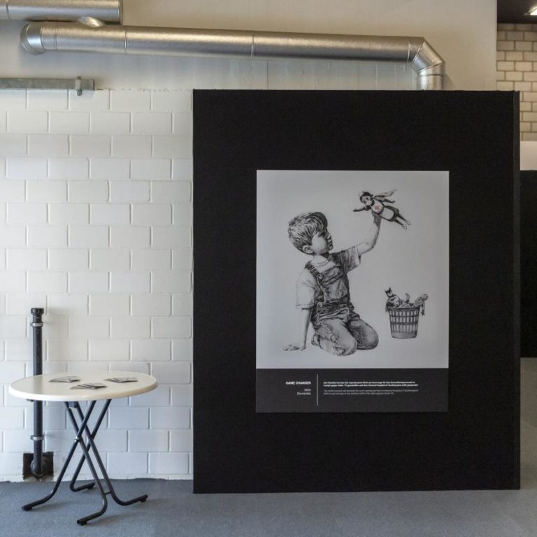 Covid-19: Obra de Banksy atinge novo recorde em leilão com 19,4 milhões de euros