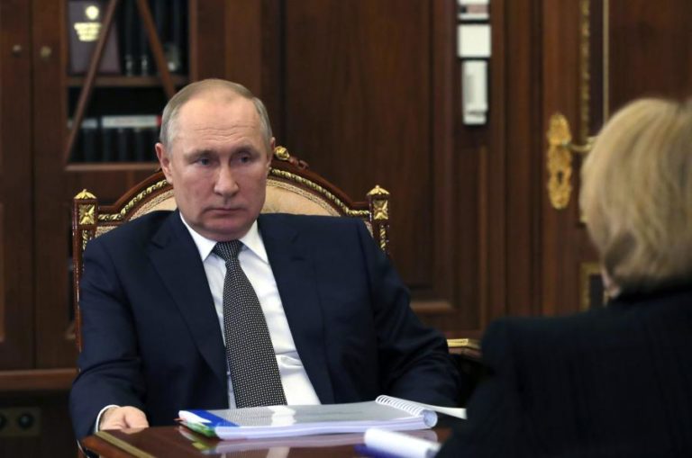 Putin diz que internet pode destruir a sociedade se não for regida pela moral