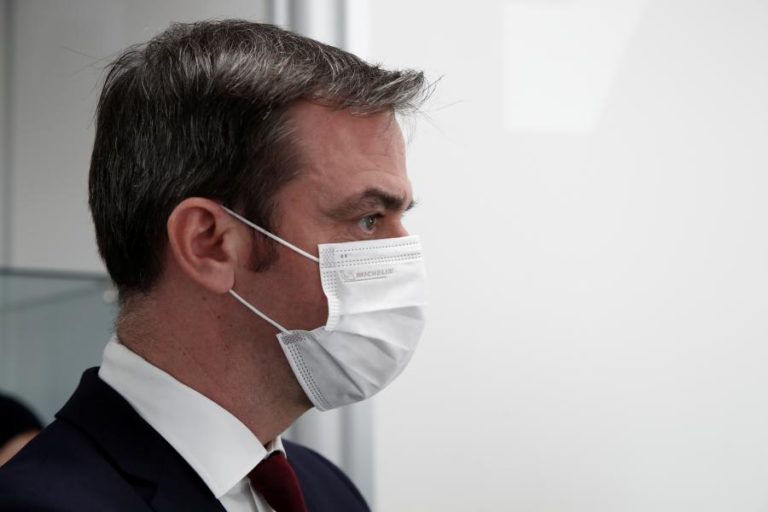 Covid-19: Ministro francês pede aos profissionais de saúde que se vacinem