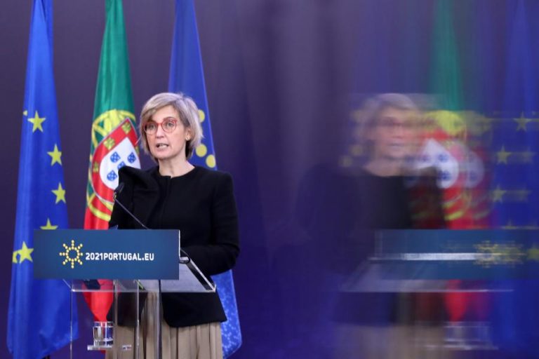 Covid-19: Ministra da Saúde diz que certificado de vacinação prevê “retoma da normalidade”