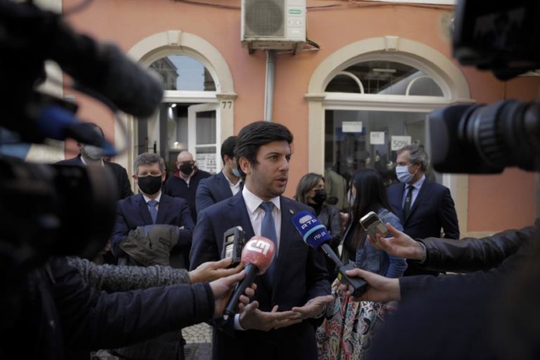 Covid-19: Líder do CDS diz que apoios não chegam à economia e pede plano de desconfinamento