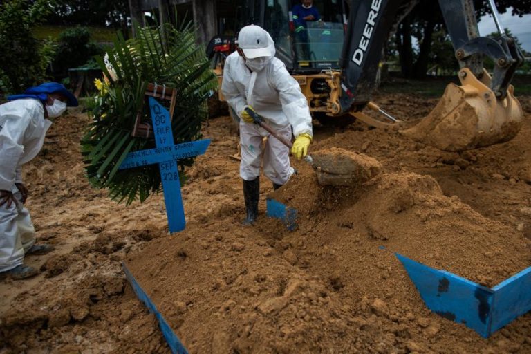 Covid-19: Pandemia já matou pelo menos 2,65 milhões de pessoas em todo o mundo