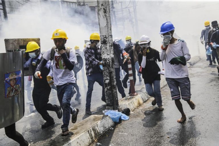 Três manifestantes feridos por balas reais em protestos contra golpe em Myanmar