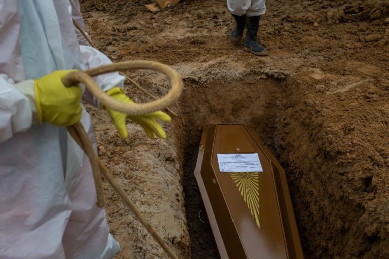 Covid-19: Pandemia já matou pelo menos 2,67 milhões de pessoas no mundo