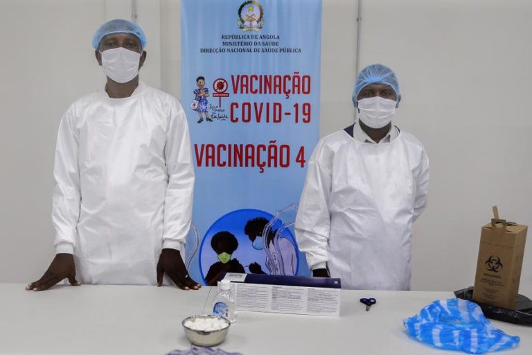Covid-19: OMS em Angola diz que prioridade na vacina se deveu a trabalho do Governo