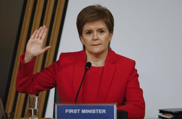 Comissão parlamentar conclui que Nicola Sturgeon mentiu sobre caso Salmond