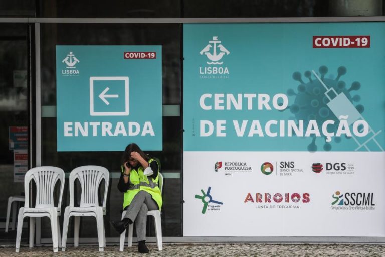 Covid-19: Costa afirma que plano de vacinação decorre conforme o previsto e mantém metas