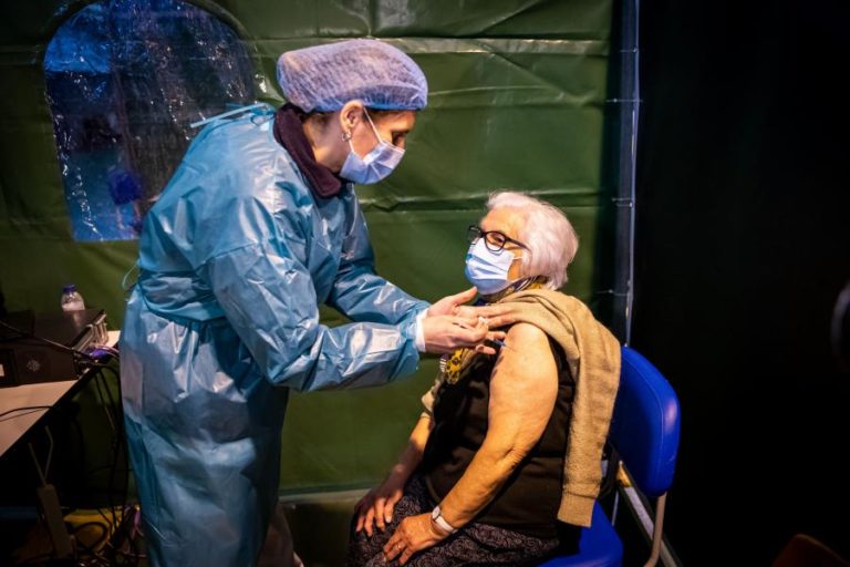 Covid-19: Nove em cada 10 portugueses aceita ser vacinado – estudo