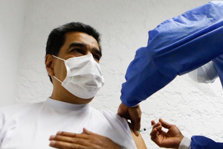 Covid-19: Nicolás Maduro recebeu primeira dose da vacina russa Sputnik V