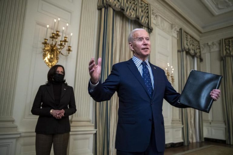 Covid-19: Biden saúda “passo de gigante” com aprovação de plano de estímulo económico