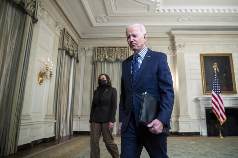 Biden assina decreto para facilitar acesso dos norte-americanos ao voto